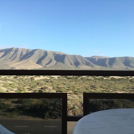Surfhouse Hostel Famara Caleta De Famara Ngoại thất bức ảnh