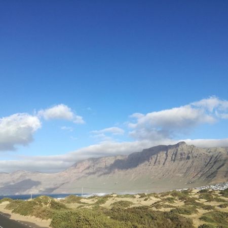 Surfhouse Hostel Famara Caleta De Famara Ngoại thất bức ảnh