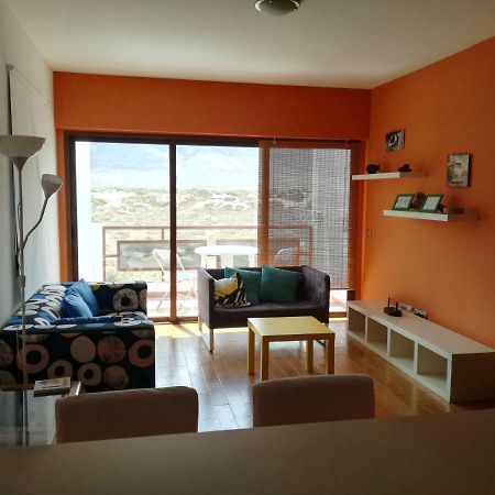Surfhouse Hostel Famara Caleta De Famara Ngoại thất bức ảnh