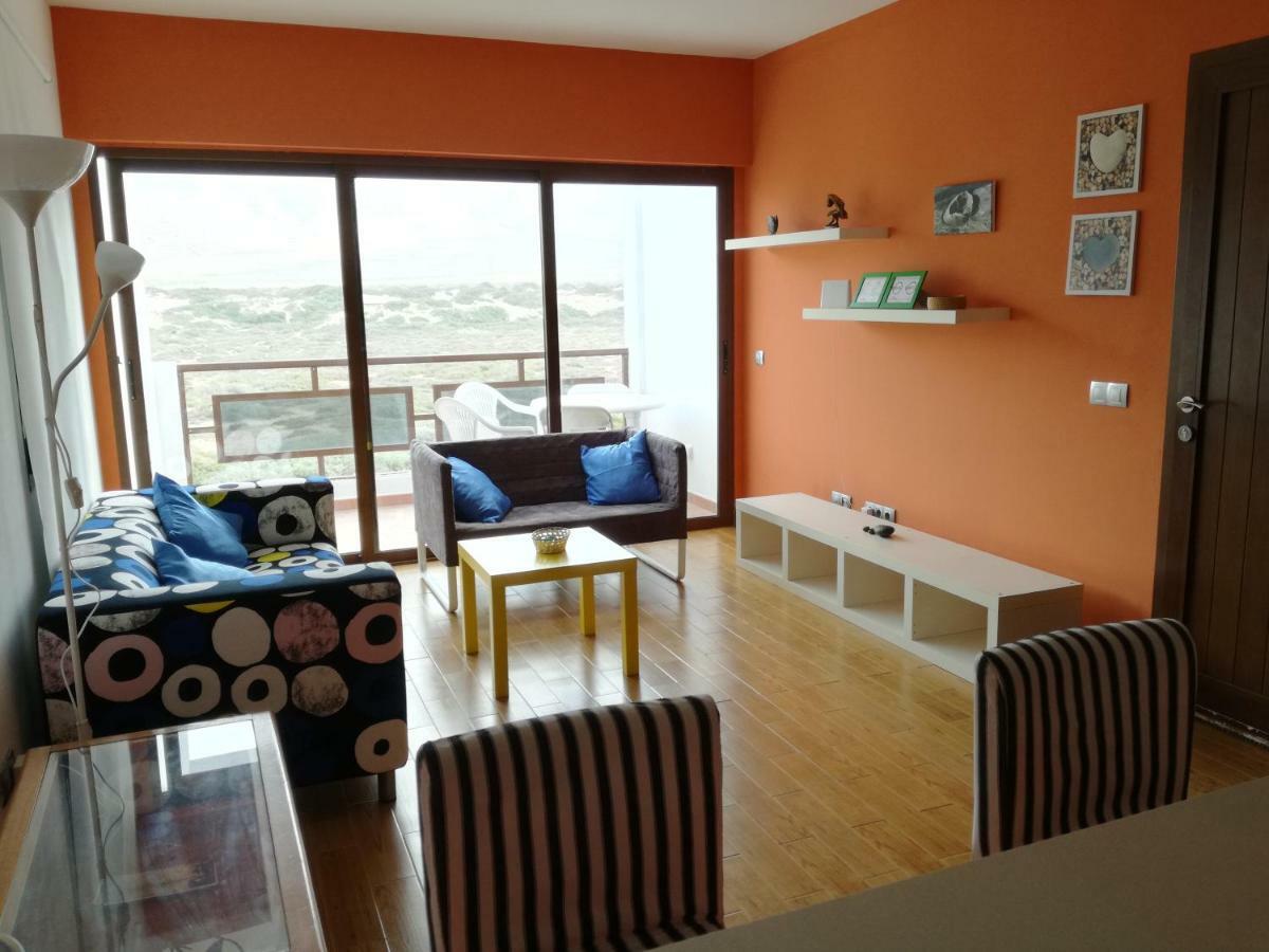 Surfhouse Hostel Famara Caleta De Famara Ngoại thất bức ảnh