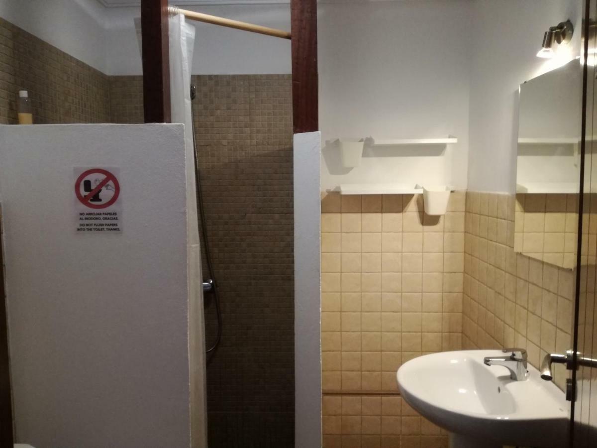 Surfhouse Hostel Famara Caleta De Famara Ngoại thất bức ảnh