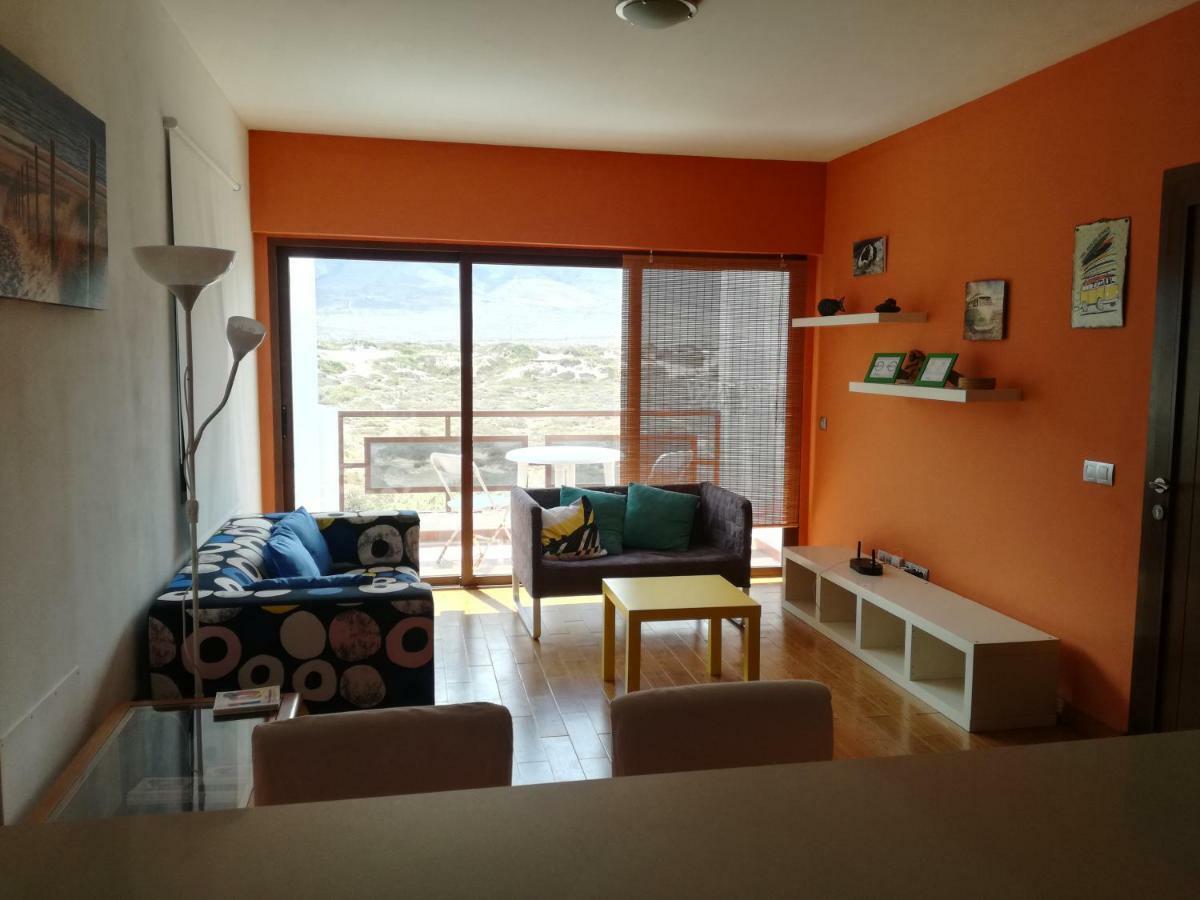 Surfhouse Hostel Famara Caleta De Famara Ngoại thất bức ảnh